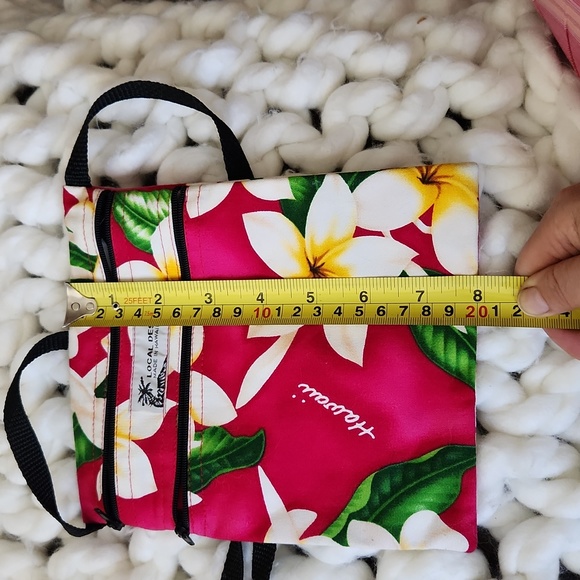 Hawaiian Crossbody Bag, Floral pink/white design. 'Local Designz' 2 zip pockets - Picture 7 of 9